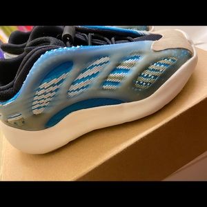 Toddler Yeezy 700 sneakers